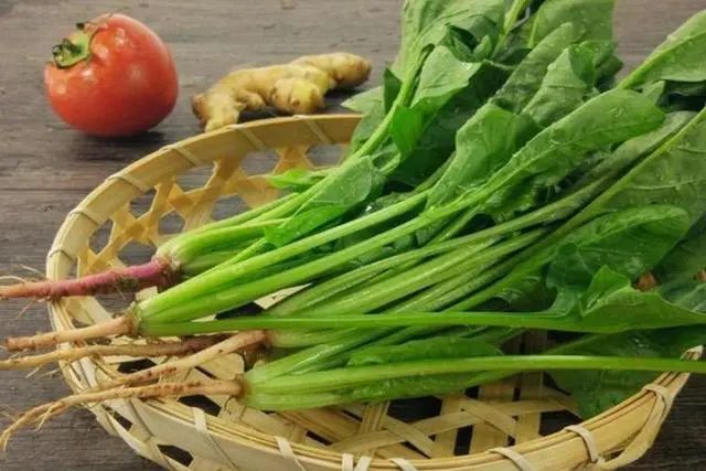 医生建议停止食用：或比味精伤骨骼，不想骨头呈蜂窝，尽量少吃