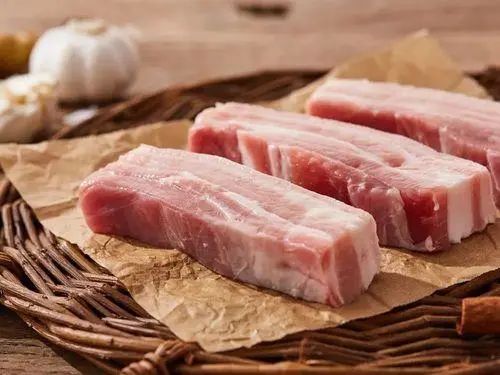 医生建议停止食用：或比味精伤骨骼，不想骨头呈蜂窝，尽量少吃