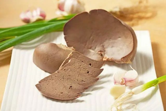 医生建议停止食用：或比味精伤骨骼，不想骨头呈蜂窝，尽量少吃