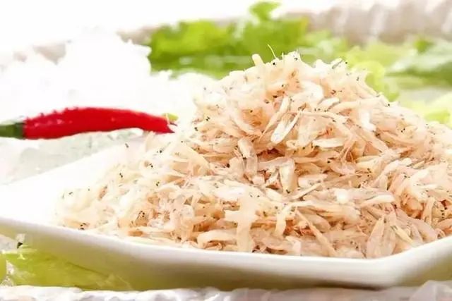 医生建议停止食用：或比味精伤骨骼，不想骨头呈蜂窝，尽量少吃