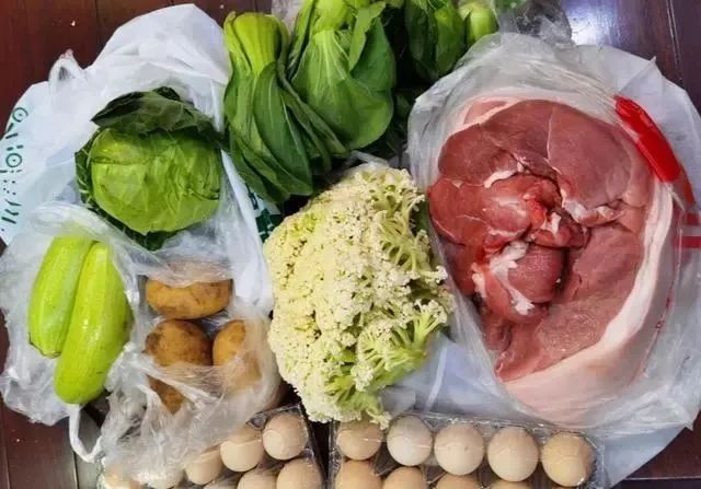 上海网友晒“蔬菜包”，一个比一个丰富，看到最后：又心疼又好笑
