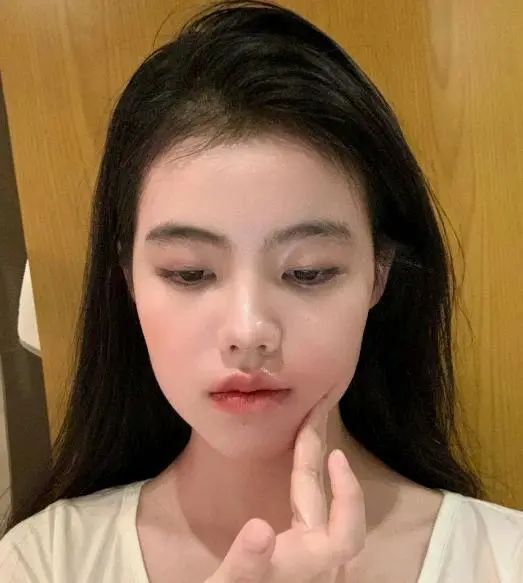 “长期化妆”和“长期素颜”，5年后皮肤有区别吗？来看一下