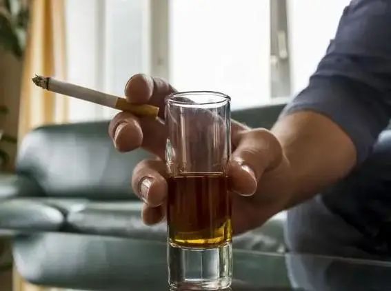 长期吸烟还坚持喝茶的人，身体后来怎样了？医生给出答案