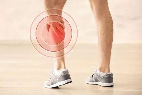 睡觉时突然腿抽筋是咋回事？