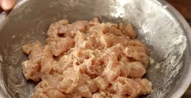 建议中老年人：少吃猪肉多吃它，高蛋白低脂肪，常吃手脚更有力
