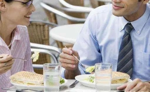 医生劝告：多喝水能养生，但这4个时间不能喝，别不听劝