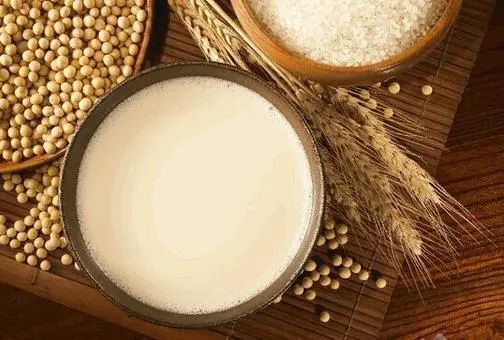 常喝“豆浆”好处多？但医生强调：这5类人却不适合喝，早看早知