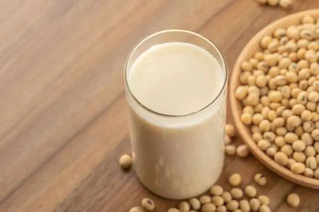 常喝“豆浆”好处多？但医生强调：这5类人却不适合喝，早看早知