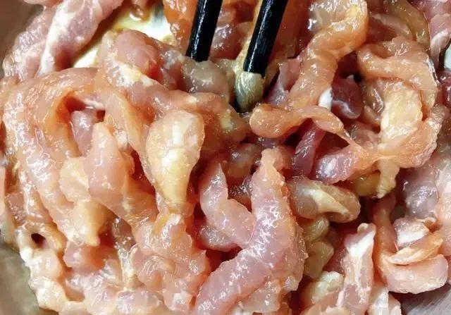 炒瘦肉，无论肉片还是肉丝，牢记3点，保证滑嫩可口，比豆腐还软