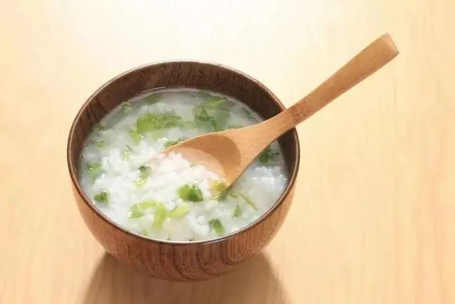 早餐为什么不能吃大米粥？医生：不仅是米粥，这3物也最好少吃