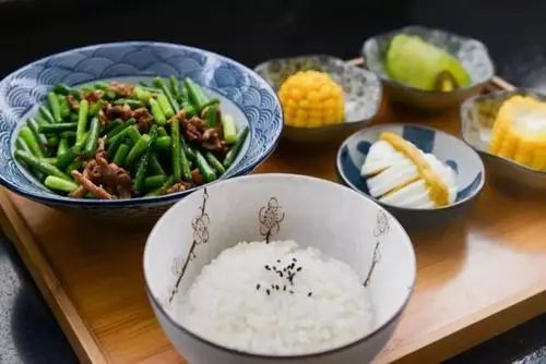 早餐为什么不能吃大米粥？医生：不仅是米粥，这3物也最好少吃