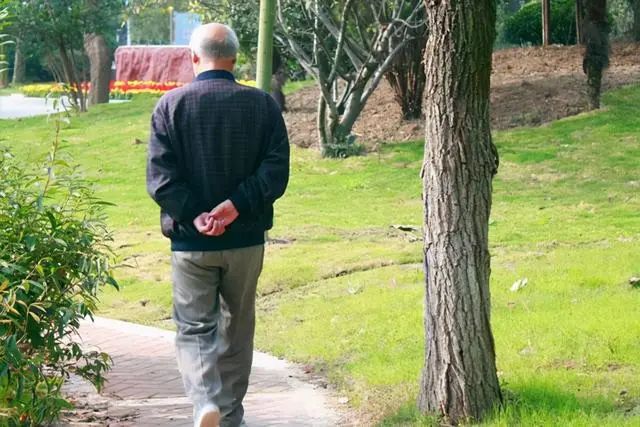 多走路人长寿？其实，人到了55岁，更应做好4件事，或比走路管用