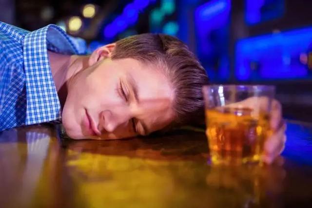 若出现4个症状，说明你已不适合喝酒，为了身体抓紧戒酒吧