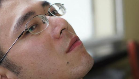 男性的鼻毛为何会“窜”出来？鼻毛旺盛说明了啥？早知道早受益