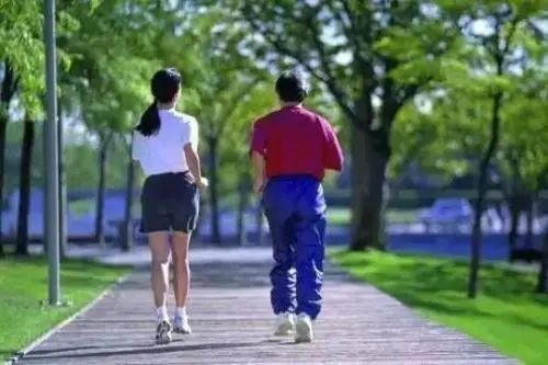 走路快慢会影响寿命吗？医生：60岁后，想长寿，三件事或许更重要
