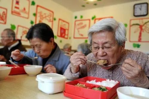 走路快慢会影响寿命吗？医生：60岁后，想长寿，三件事或许更重要