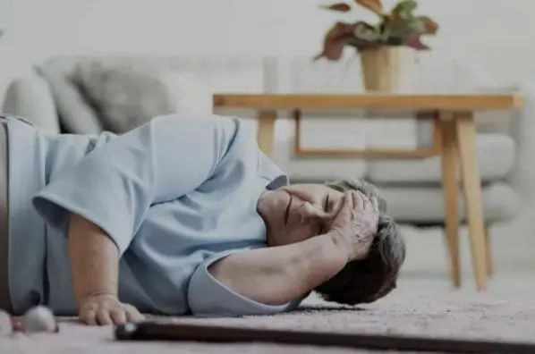 老年人摔一跤，结果有多严重？过了60岁，3种食物不要不舍得吃