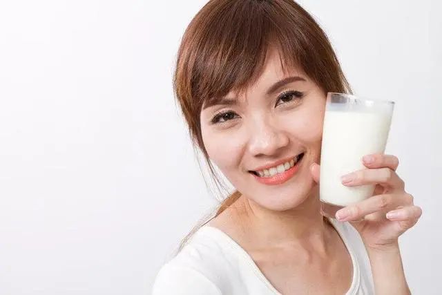 经常喝牛奶，对身体是好还是坏？提醒：3种牛奶建议少喝