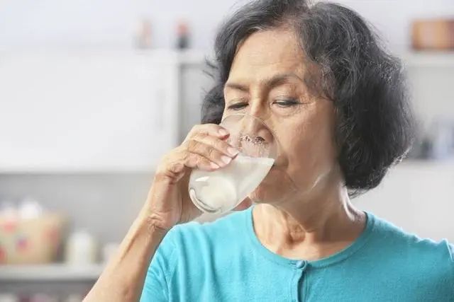 经常喝牛奶，对身体是好还是坏？提醒：3种牛奶建议少喝