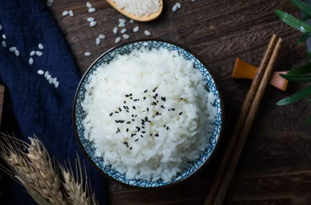 米饭二次加热会“致癌”？医生忠告：这5类食物，最好别二次加热