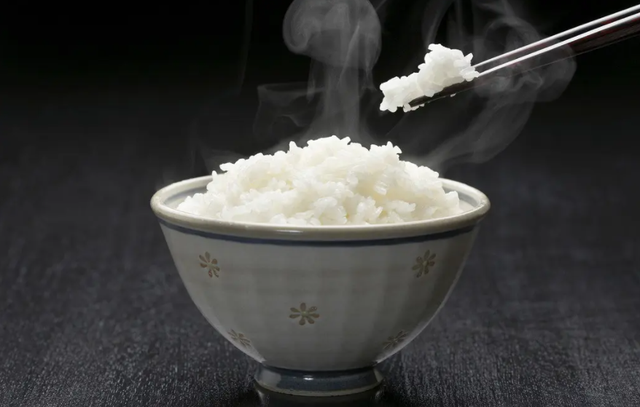 米饭二次加热会“致癌”？医生忠告：这5类食物，最好别二次加热