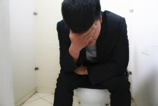 男人“晨起”的3个习惯，或比喝酒还伤肝，若你有，尽早远离