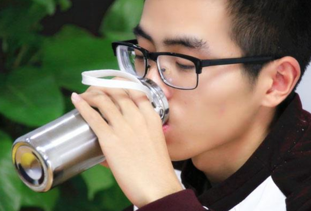 男人“晨起”的3个习惯，或比喝酒还伤肝，若你有，尽早远离