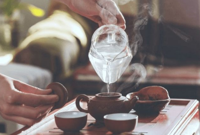 长期喝白开水和长期喝茶的人相比，谁的身体更健康？医生说出真相
