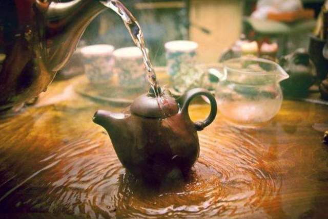 长期喝白开水和长期喝茶的人相比，谁的身体更健康？医生说出真相