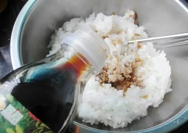 买酱油，秘密都在配料表里，若看到有这两个字母，大都是勾兑酱油