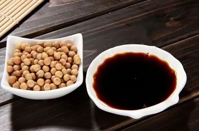 买酱油，秘密都在配料表里，若看到有这两个字母，大都是勾兑酱油