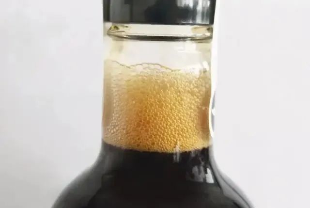 买酱油，秘密都在配料表里，若看到有这两个字母，大都是勾兑酱油