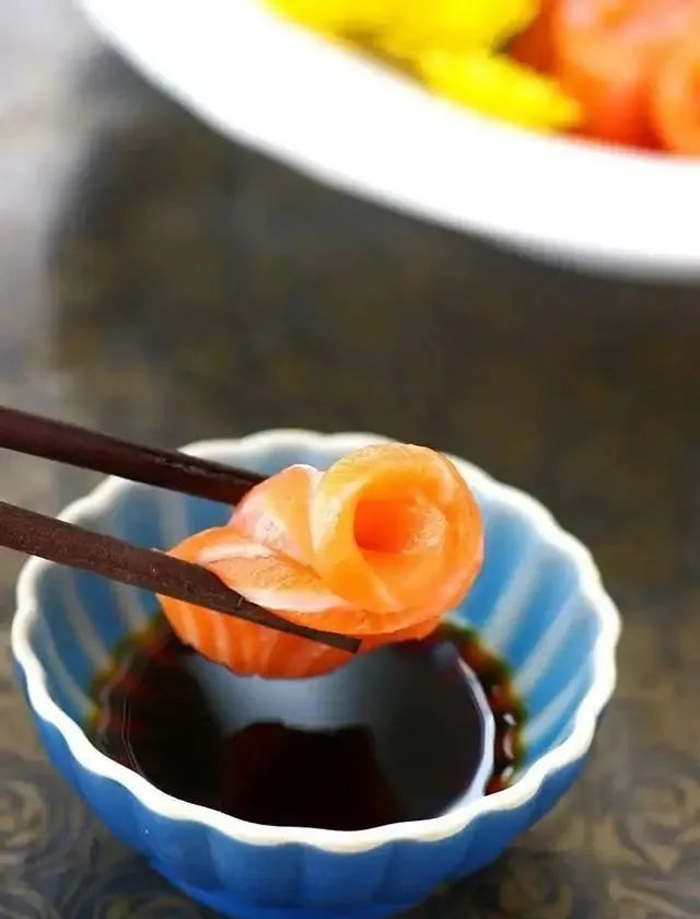 买酱油，秘密都在配料表里，若看到有这两个字母，大都是勾兑酱油
