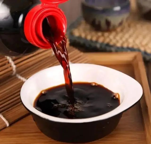 买酱油，秘密都在配料表里，若看到有这两个字母，大都是勾兑酱油