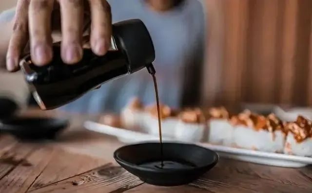 买酱油，秘密都在配料表里，若看到有这两个字母，大都是勾兑酱油