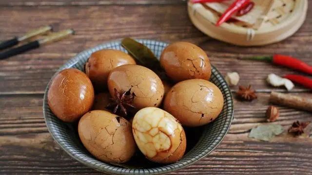 “激素鸡蛋”吃多了伤身？医生：远离激素，5物要少碰