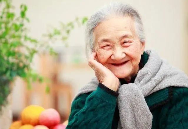 退休医生坦言：寿命长不是靠多走路和多睡觉，而是坚持这2件小事