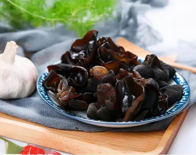 黑木耳好吃却不能瞎吃：春天吃黑木耳有一禁忌，来了解