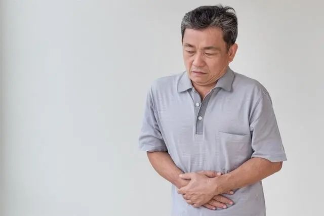 年龄大了要适当忌口？提醒：50岁后，4种食物，建议能不吃就不吃