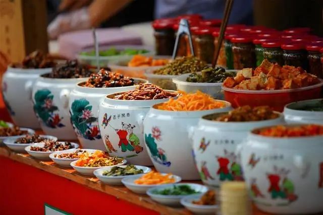 年龄大了要适当忌口？提醒：50岁后，4种食物，建议能不吃就不吃