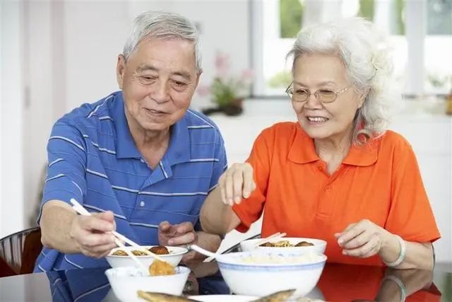 年龄大了要适当忌口？提醒：50岁后，4种食物，建议能不吃就不吃