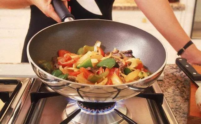 为何癌症患者越来越多？炒菜、洗碗时的几个错误，希望你早改