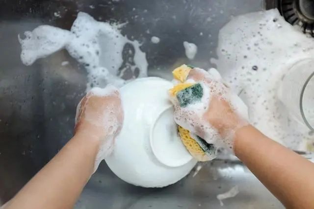 为何癌症患者越来越多？炒菜、洗碗时的几个错误，希望你早改