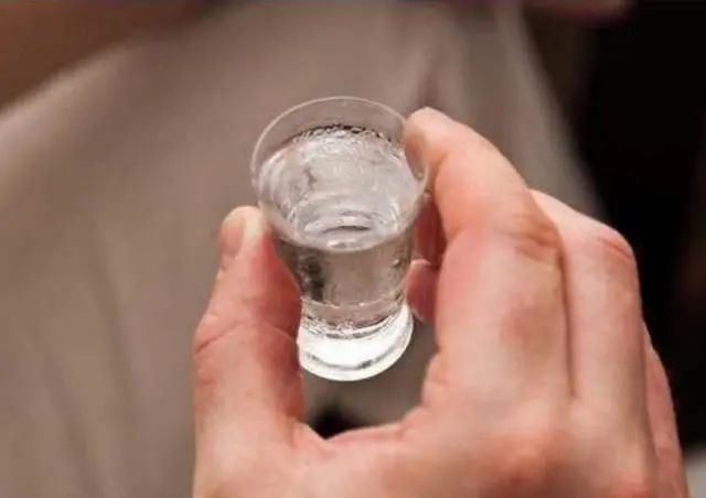 患高血压的人一点酒也不能碰吗？很多人都想错了，听听医生的回答