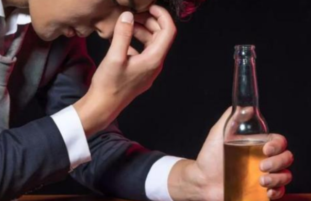 男性长期“不喝酒”会有什么变化？别不相信，这几个现象或很明显
