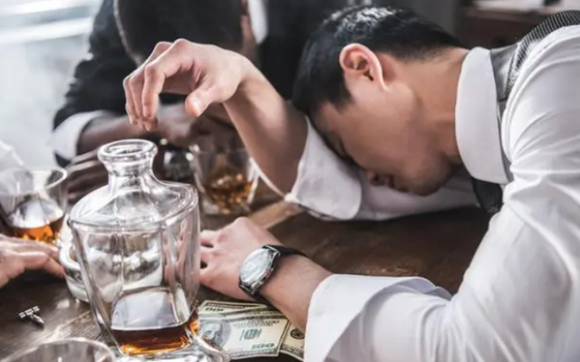 男性长期“不喝酒”会有什么变化？别不相信，这几个现象或很明显