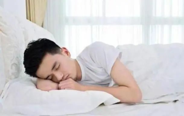 为什么睡觉时身体会突然一抖，还有踩空的感觉？答案或让你意外