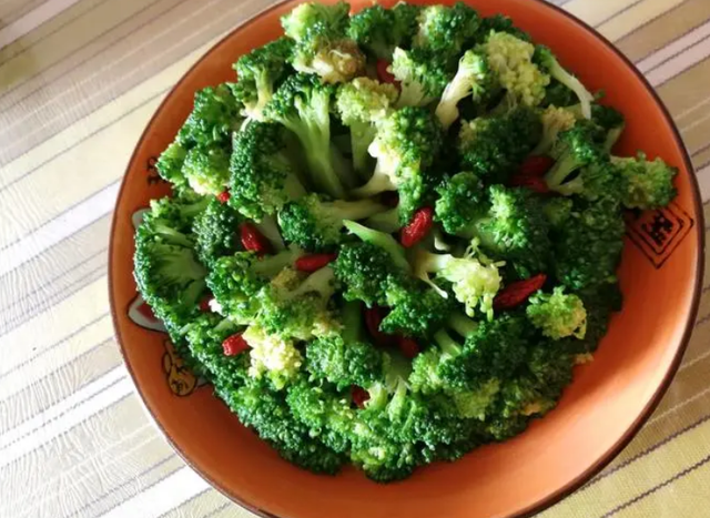 脂肪肝的“克星”已找到，3种食材，每天吃点，给肝脏“刮刮油”