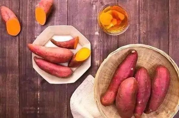 晚上吃苹果容易伤胃？医生建议：到了晚上，这4种食物不要吃