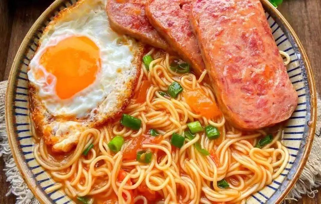 多吃面条对“胰岛”不好吗？医生：若想降低血糖，少吃这3种食物